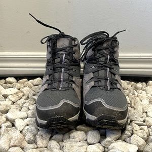 Gently Used Columbia womens Isoterra Mid Outdry Boot Hiking Boot (Women US9)
